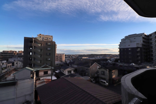 メインバルコニーからの眺望です。周辺の高い建物もなく眺望も良好で朝日も良く入ります。