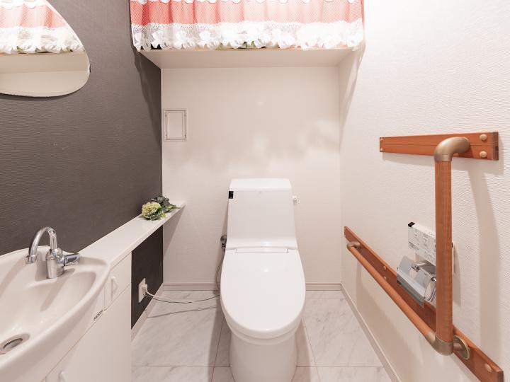 ■温水洗浄便座つきトイレです。手洗い場もあり便利です。