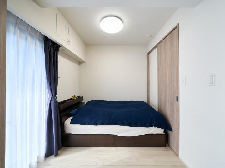 約3.4帖の洋室。寝室として利用しやすいお部屋です。このお部屋からもバルコニーに出ることが可能です。
