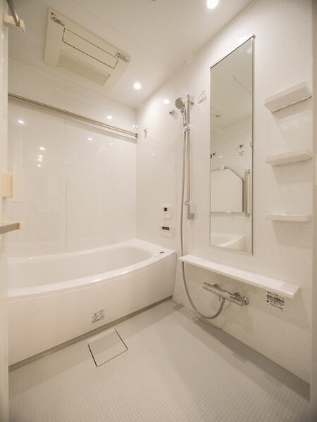 白を基調とした清潔感のある浴室。ミストサウナ付き浴室暖房乾燥機搭載で、癒しのバスタイムが楽しめます。