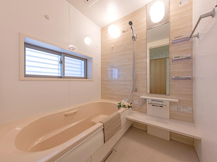 1830サイズの浴槽で、天井には浴室乾燥暖房機が付いております。