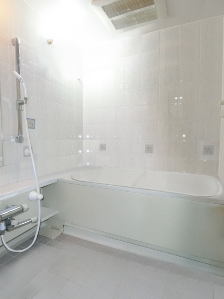 乾燥機能のある浴室　・現況写真と間取り図面をもとにCGで作成したリフォームイメージです。