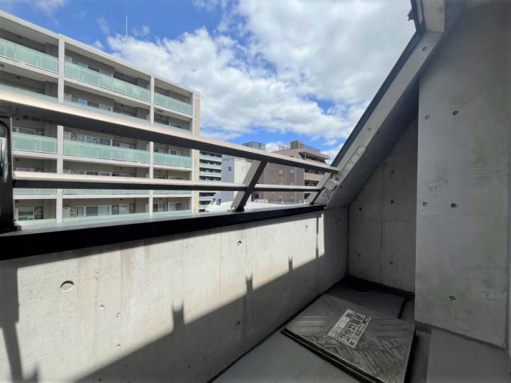 約3.99平米の北向きバルコニーです。