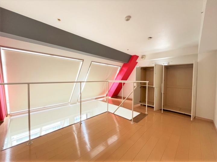 階段を上がると約10.9帖の洋室です。