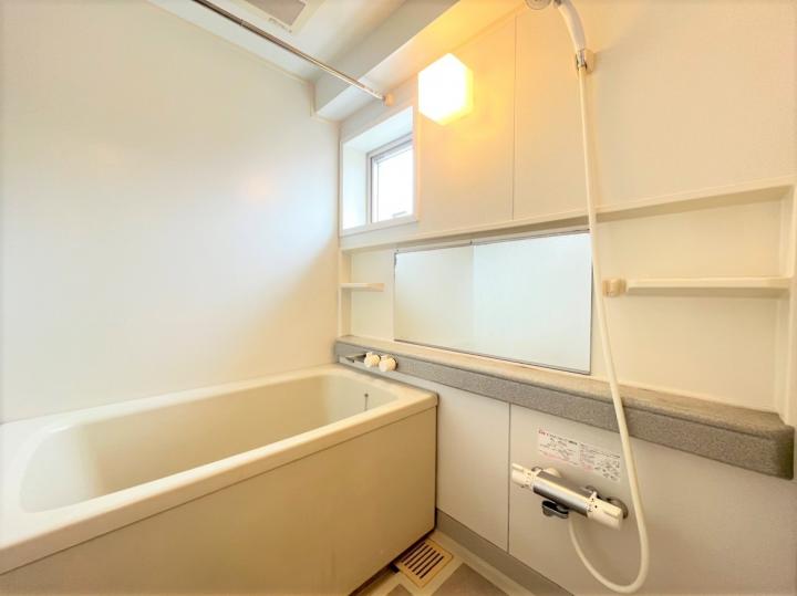 浴室には窓があり換気が可能です。