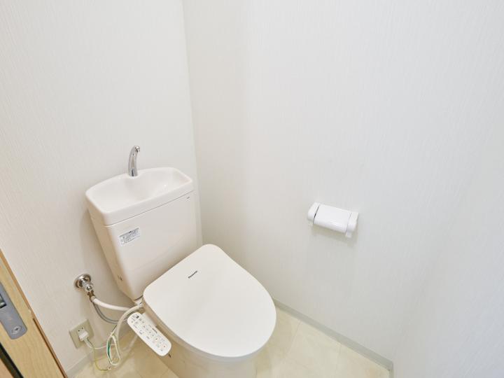 シンプルなデザインのトイレにはウォシュレットを完備