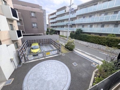 南隣はマンション駐車場スペースとなっております。