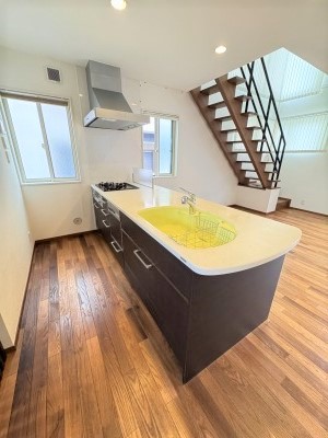 キッチン横にも小窓がございます。
