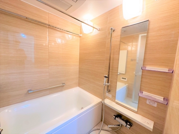 お湯が冷めにくい保温浴槽仕様のユニットバス。半身浴など長くお風呂につかりたい方に特におすすめです。