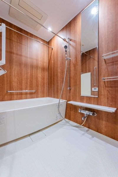 水はけが良く、乾きやすいフラッグストーンフロアを採用。浴室は1418サイズの弓型浴槽です。