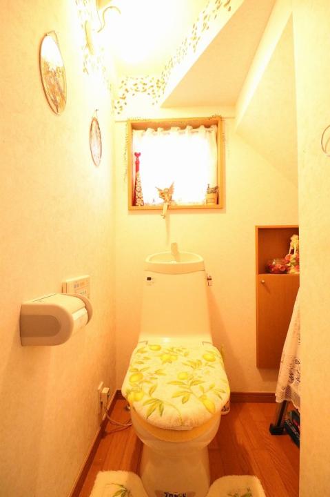 1Fの温水洗浄機能付きのトイレです。