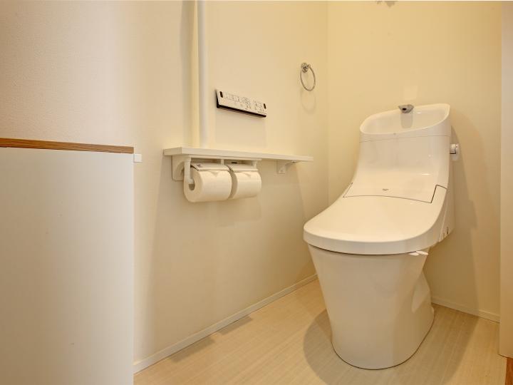 1階と2階にトイレがあるため、家のどの部分にいてもアクセスが容易です。