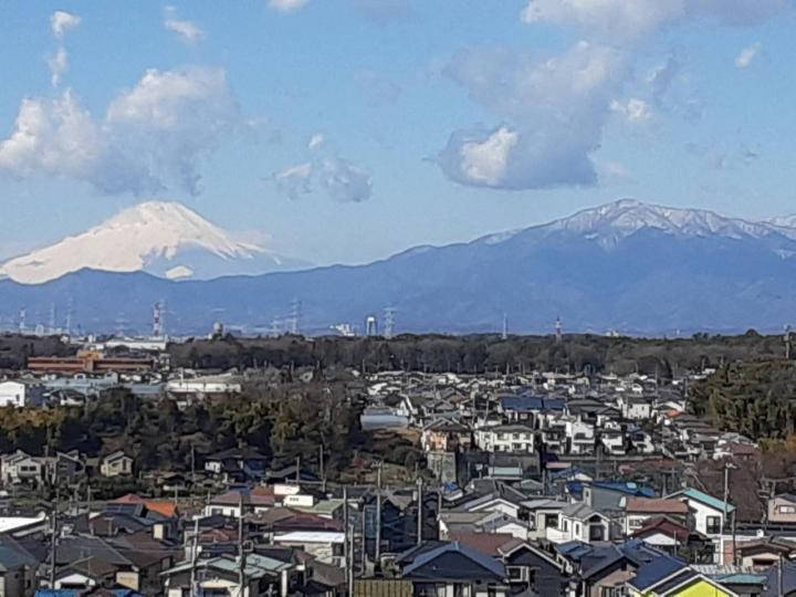 西側からの眺望です。正面には富士山が見えております。