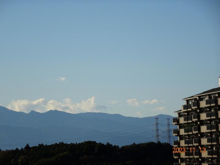 北側バルコニーの西方面からは丹沢を望めます。(天候による)