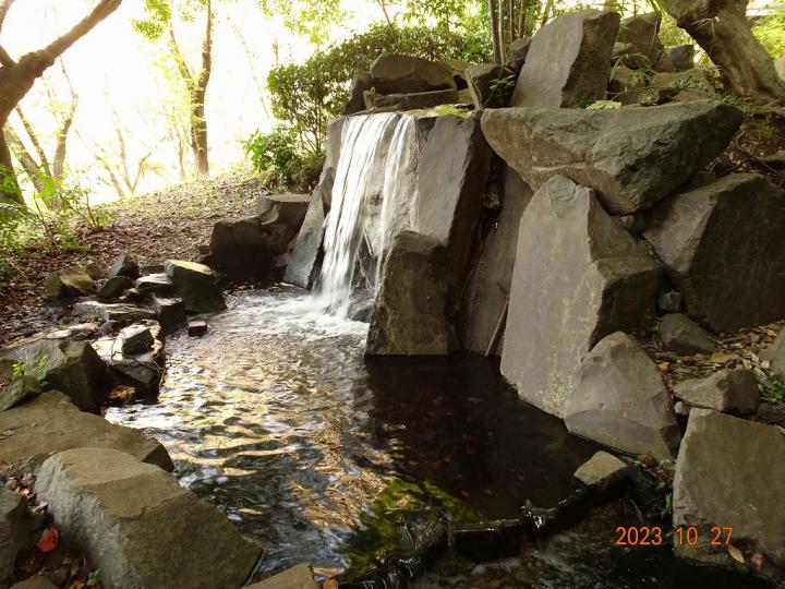 桜山の上からは小川が流れ、小さな滝もあります。どこかの自然公園のようです。