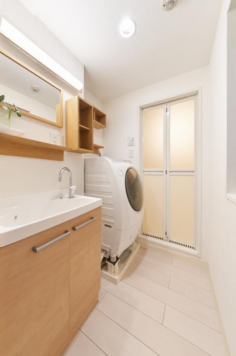 ドラム式洗濯機が設置可能な洗面室、収納飾り棚有り。