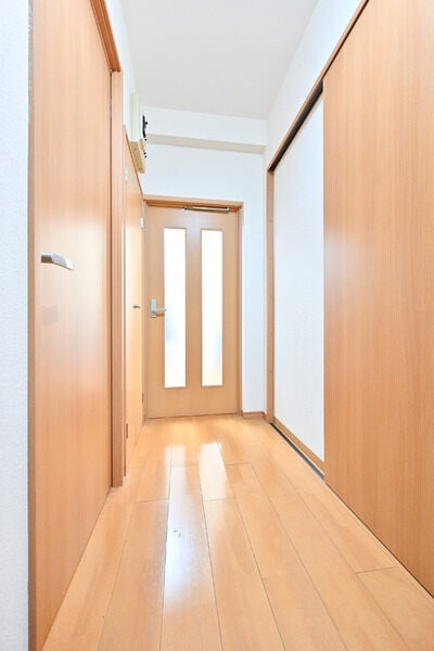 玄関から各室へつながる廊下です。