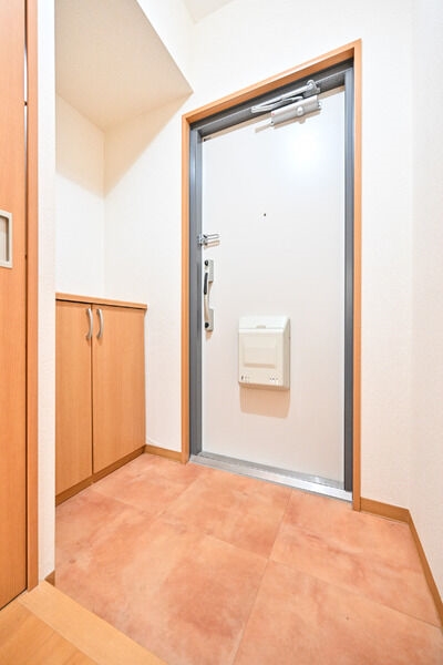 玄関にはシューズボックスがございます。棚上には、お好みの小物を飾ってインテリアが愉しめます。