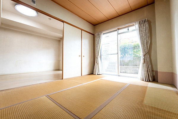 南西に面している明るい和室はリビングとの段差がないので小さなお子様のお昼寝や遊び場としても!