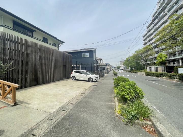 車は3台駐車可能・前面道路は約6.6mございます