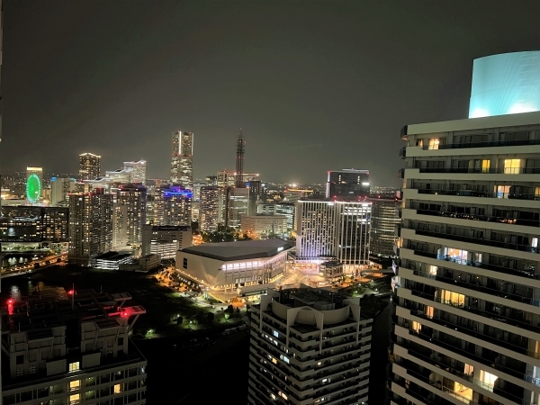 バルコニーの南側眺望はみなとみらいを一望する夜景(気象条件により、永続的保証なし)