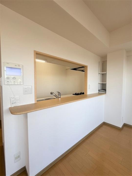 ダイニング部分 対面キッチンなので小さなお子様いるご家族も安心