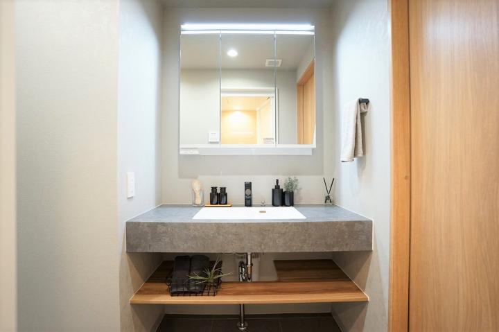 ■3面鏡洗面化粧台新調。