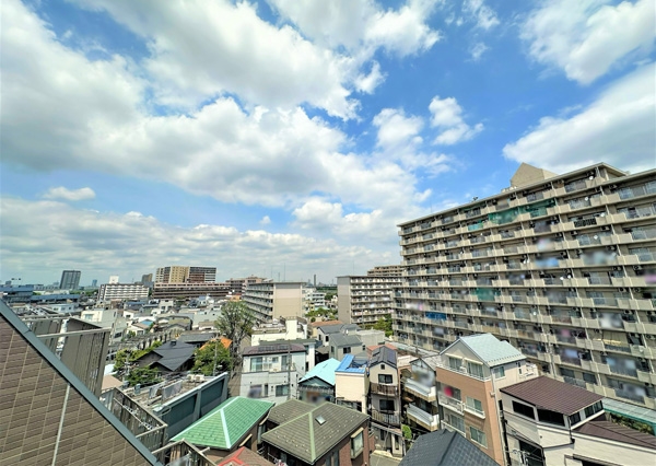 すべての部屋がバルコニーに面しており、最上階のため、陽当たり、眺望、通風良好です。