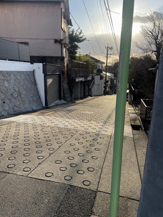 私道(階段)につながる公道