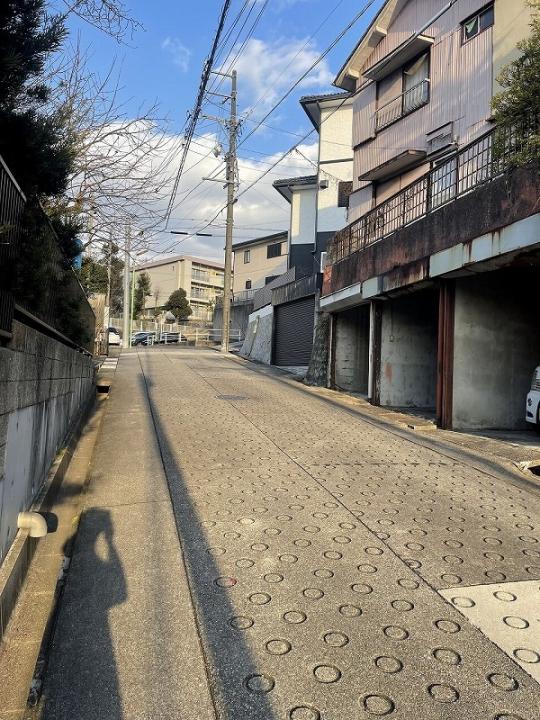 私道(階段)につながる公道