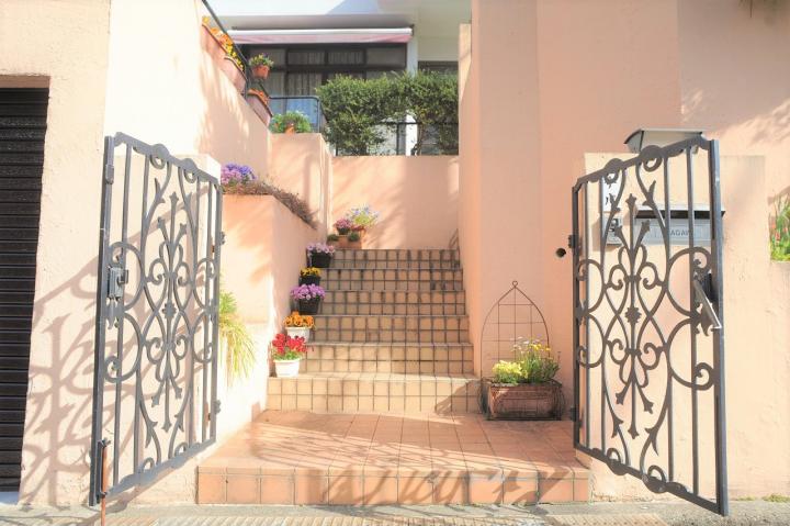 ■門から玄関が見えないアプローチになっております！