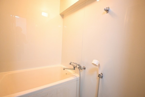 清潔感のある浴室で、1日の疲れをゆっくりと癒せそうです。シャワーヘッドの位置は2段階で調整可能です。