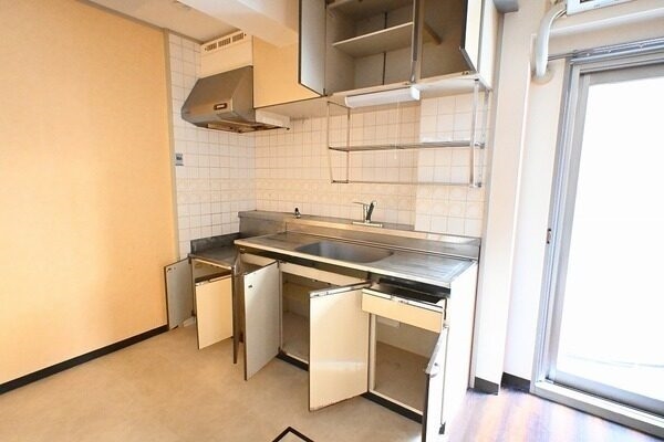 キッチンは約3帖の広さで、生活感が出にくいレイアウト。上下に豊富な収納スペースが備わっています。