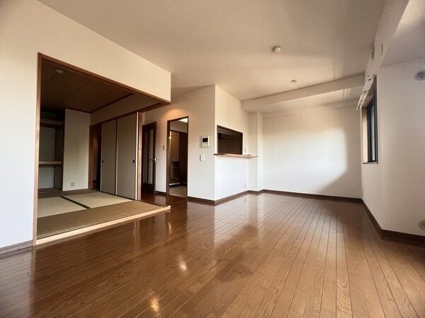 LDKと和室が隣接。扉の開閉により個室や広々リビングなどフレキシブルに住空間をアレンジできます。