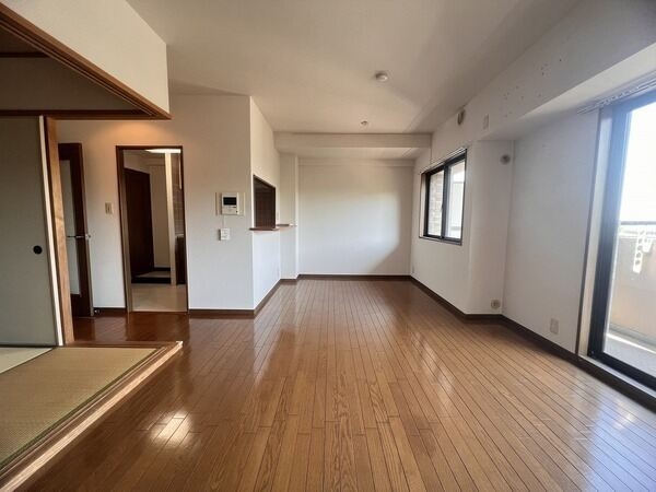 リビングの南側には掃き出し窓と腰高窓が設けられています。暖かな陽光が室内にたっぷりと差し込みます。