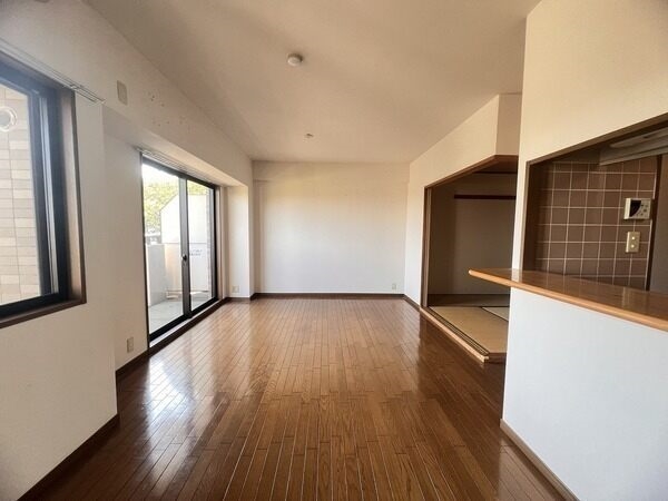 ご家族とのコミュニケーションが弾む対面式キッチン。カウンターがあり、配膳や片付けがスムーズです。