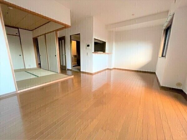 LDKは約15.1帖(LD約11.8帖、K約3.3帖)。南向きバルコニーに面した明るい空間です。