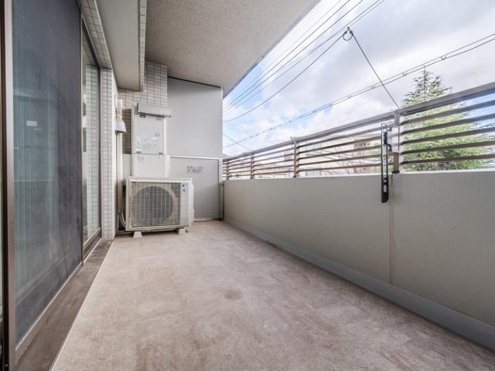 奥行きのある広々としたバルコニー