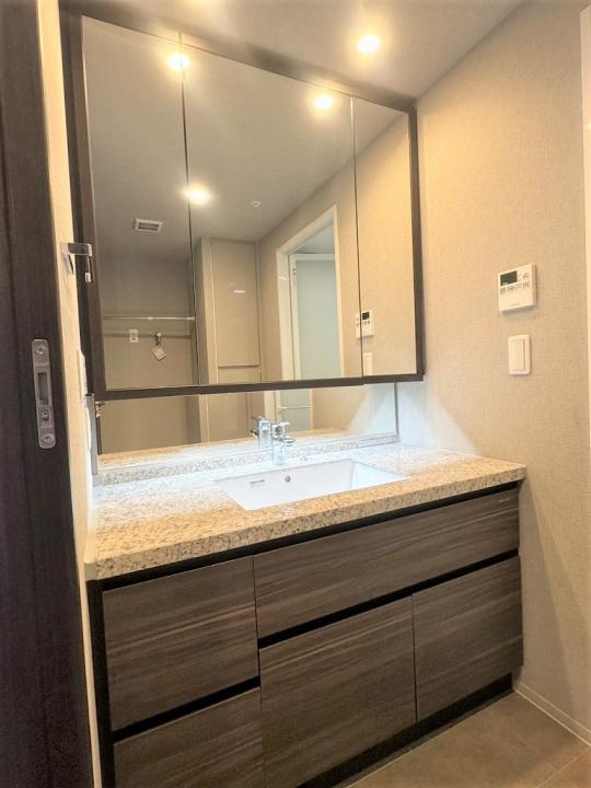 １２００サイズ洗面化粧台　リネン庫収納あり