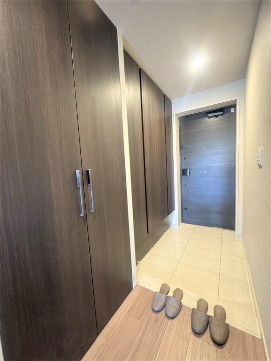 靴箱収納及び廊下に設置された日常用品収納できる収納棚