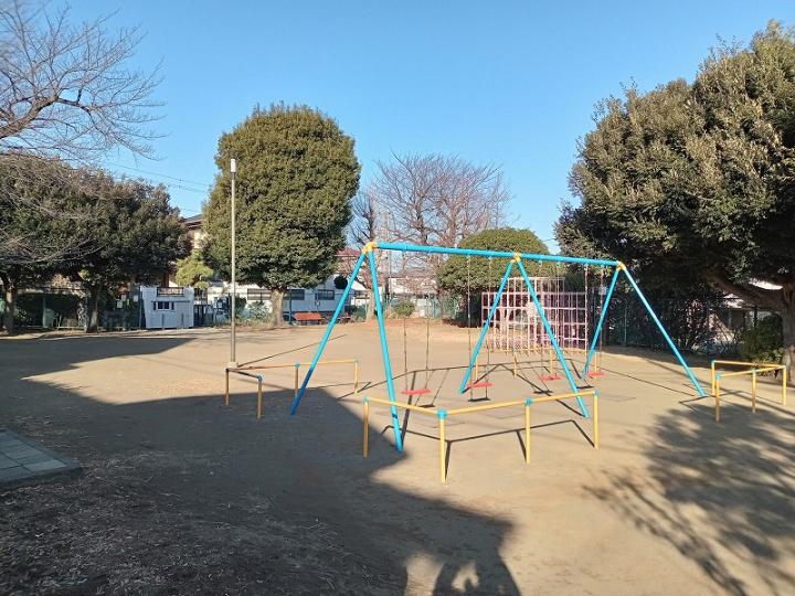 道路向かいの公園(市立椎の実公園)