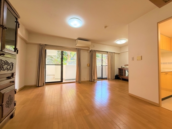 12.5帖のリビングダイニング。梁が少なく家具の配置もしやすい。