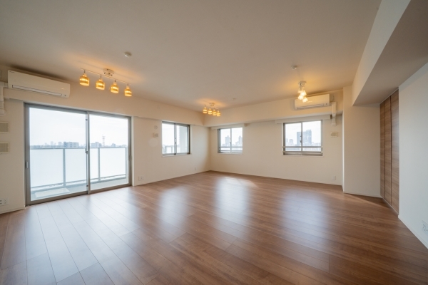 南・西側の2面採光を確保したLDK。