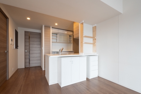 料理をしながらご家族や友人との会話を楽しめる、対面式キッチンが採用されています。