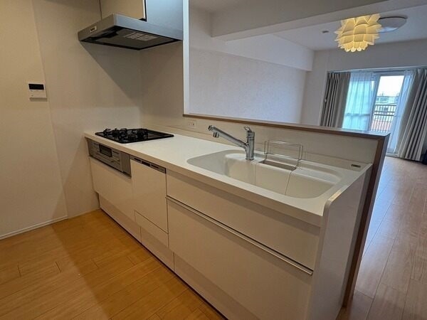 シンク下に収納が備わっているので、キッチン用品や鍋類などをすっきりと収納することができます。