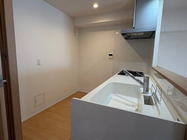 調理中もご家族と時間を共有できる対面式キッチン。配膳や盛り付けなどに活用できる、カウンター付きです。