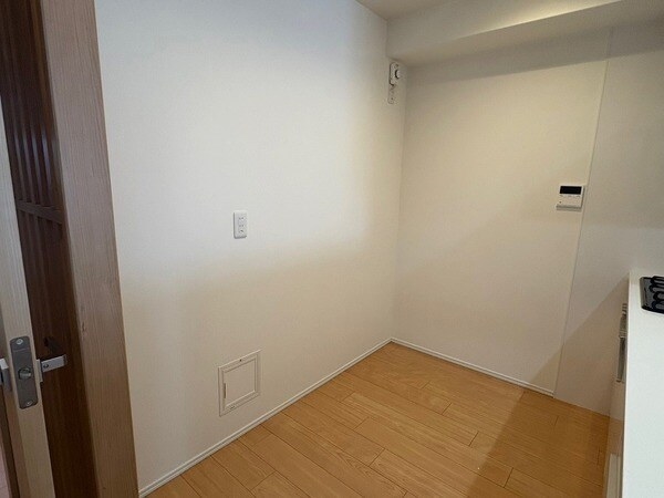 カップボードを置くことができるスペースがございます。ゆとりがあり、作業がしやすいキッチンです。