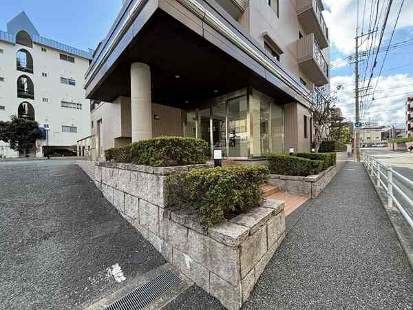 視認性が良く明るく管理されたエントランス