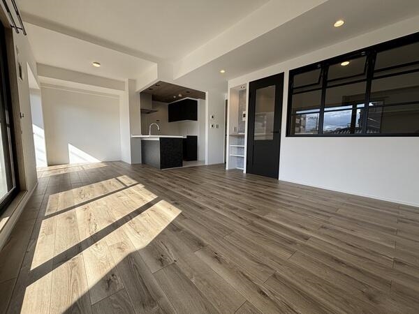 南西向きの明るく開放的なリビング・ダイニングスペースで床暖房が敷設されています