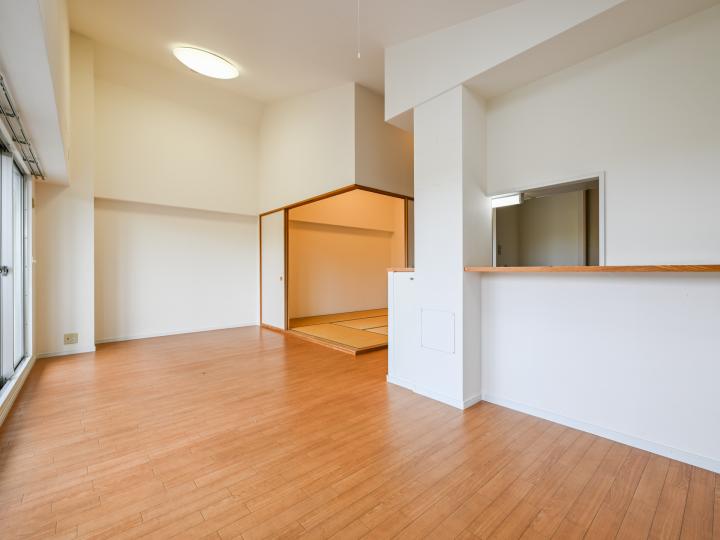 約15.2帖のLDK、勾配天井になっており、約3.9ｍの天井高です！